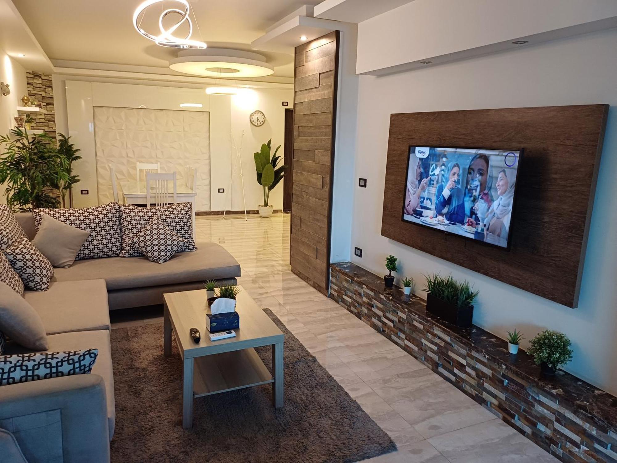 Apartment Nile View Maadi: Ultra-modern With Pyramid Vistas *