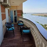 شقه فندقيه الترا مودرن صف اول كورنيش النيل القاهره بمنطقه المعادي اطلاله مباشره للنيل والاهرامات من جميع الغرف, الطابق التاسع ,Very Luxury Apartment Firist Row Nile View And Pyramids , Maadi , Cairo , Ultra Modern Home ,Level Nine Above The Ground Fl