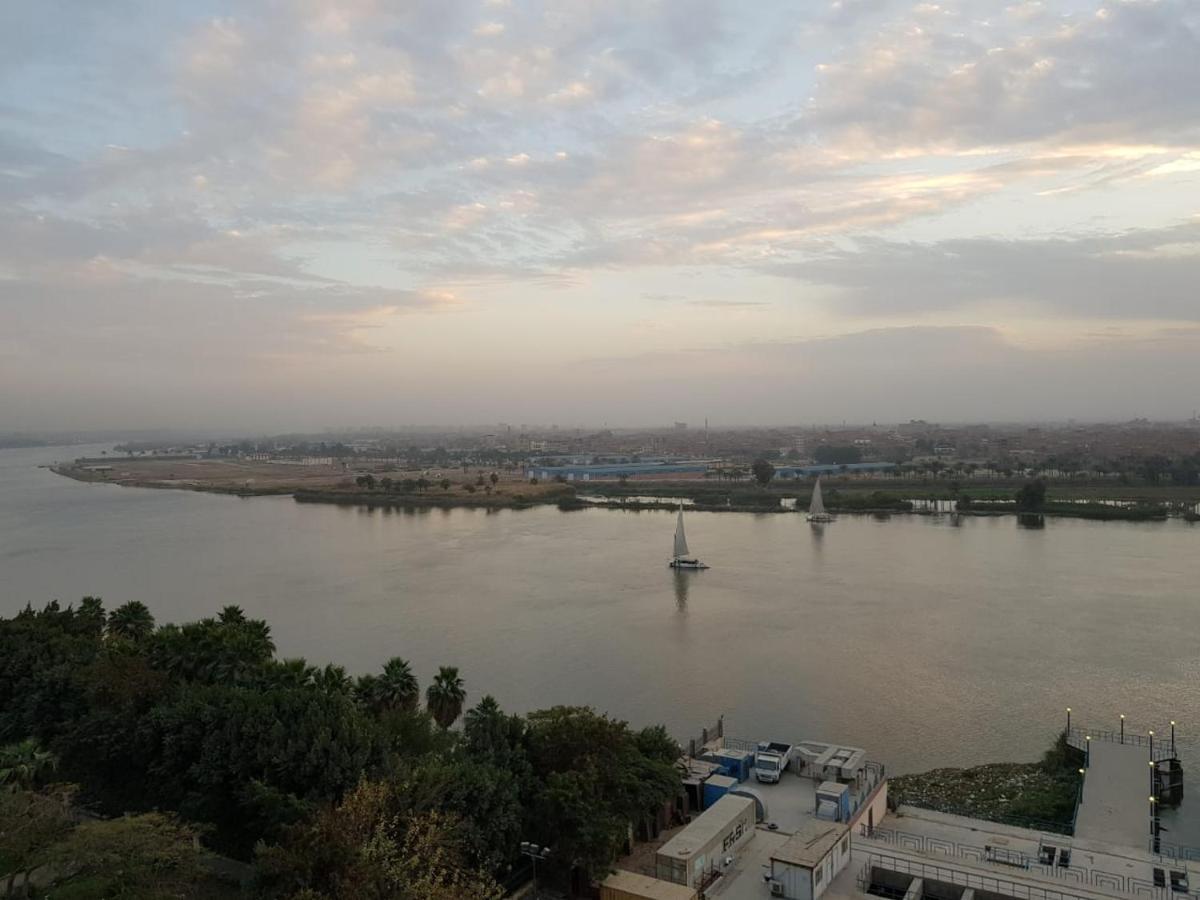Apartamento Nile View Maadi: Ultra-modern With Pyramid Vistas *