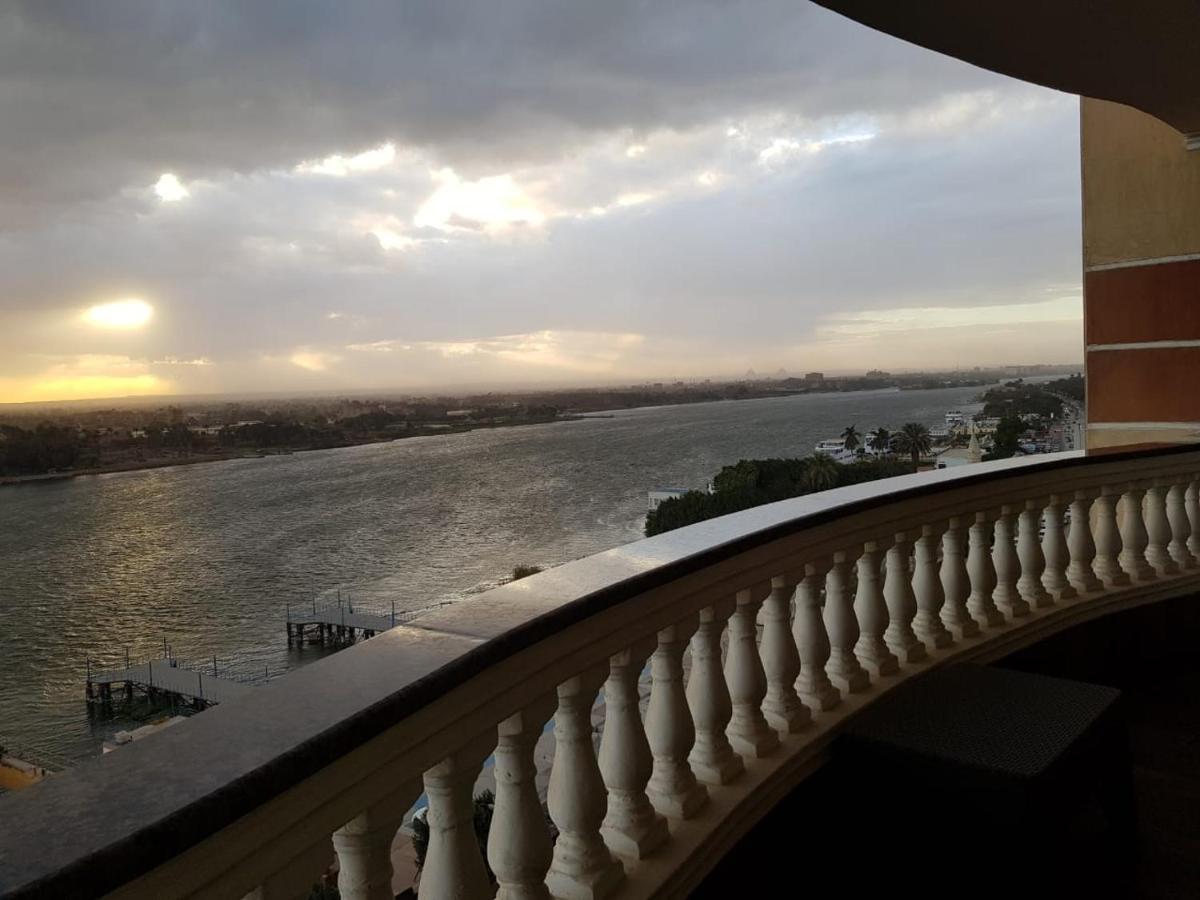 Nile View Maadi: Ultra-modern With Pyramid Vistas Cairo
