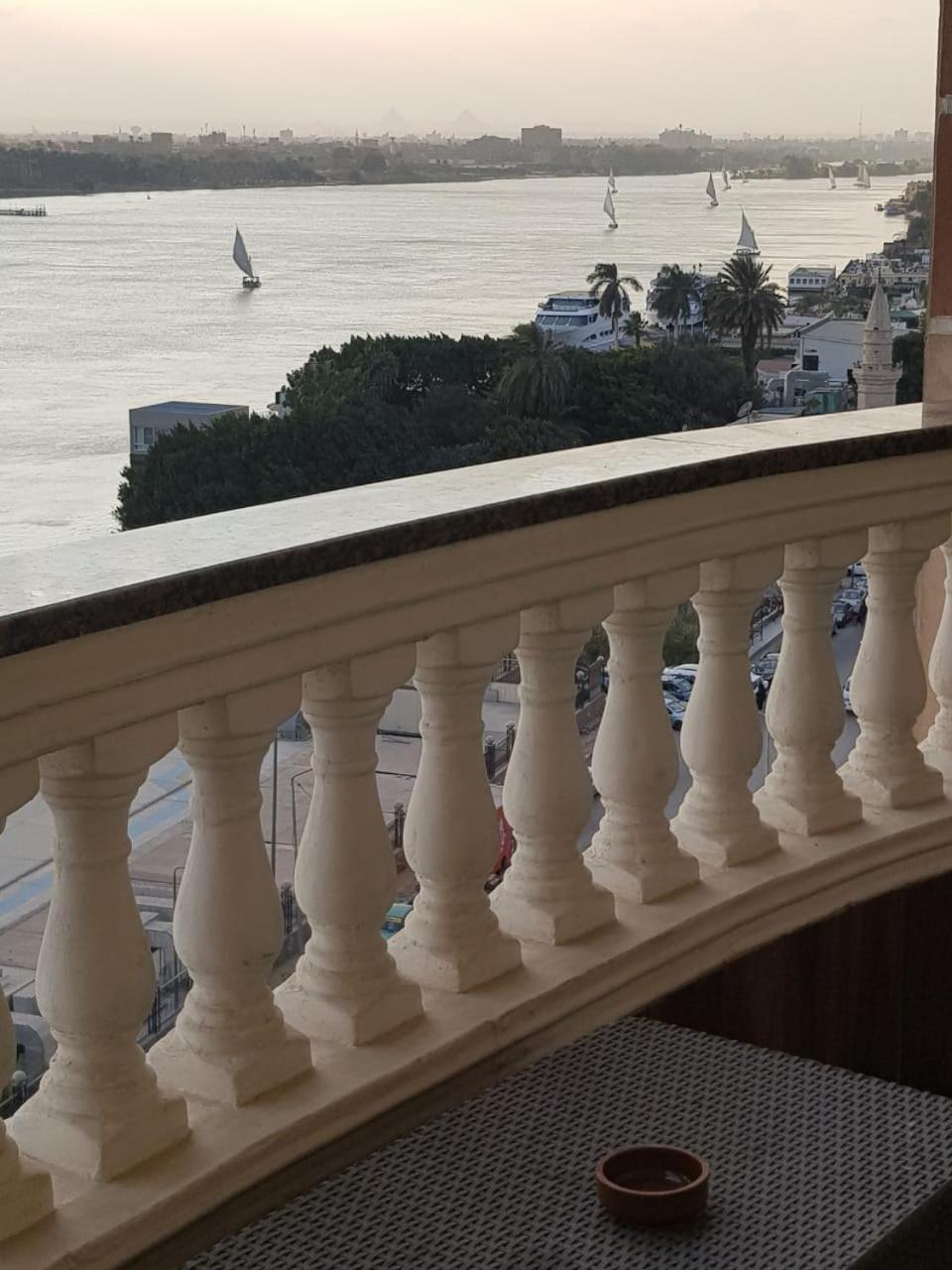 Apartamento Nile View Maadi: Ultra-modern With Pyramid Vistas Cairo