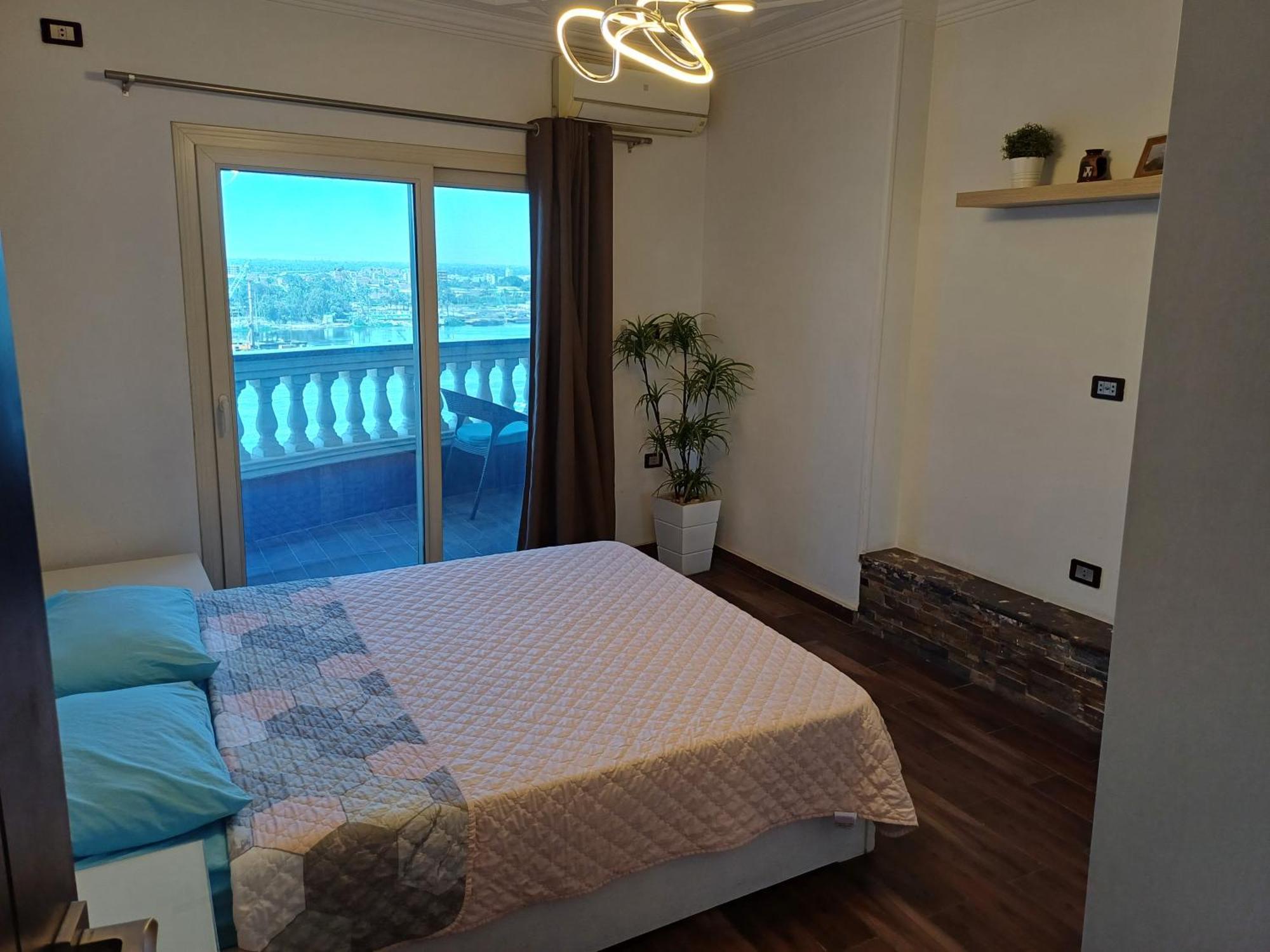 Nile View Maadi: Ultra-modern With Pyramid Vistas Cairo